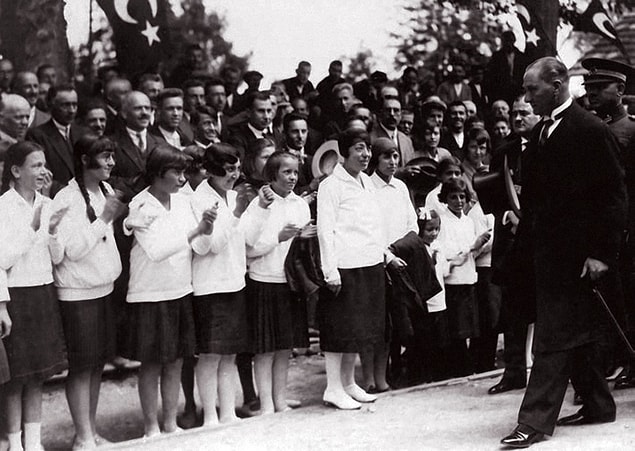 "Lütfen Amerikalı bir çocuğa, bir küçük not ve bir imzalı fotoğrafınızı gönderin. Bir gün, Türkiye'yi görebileceğimi umut ediyorum. Saygılarımla."