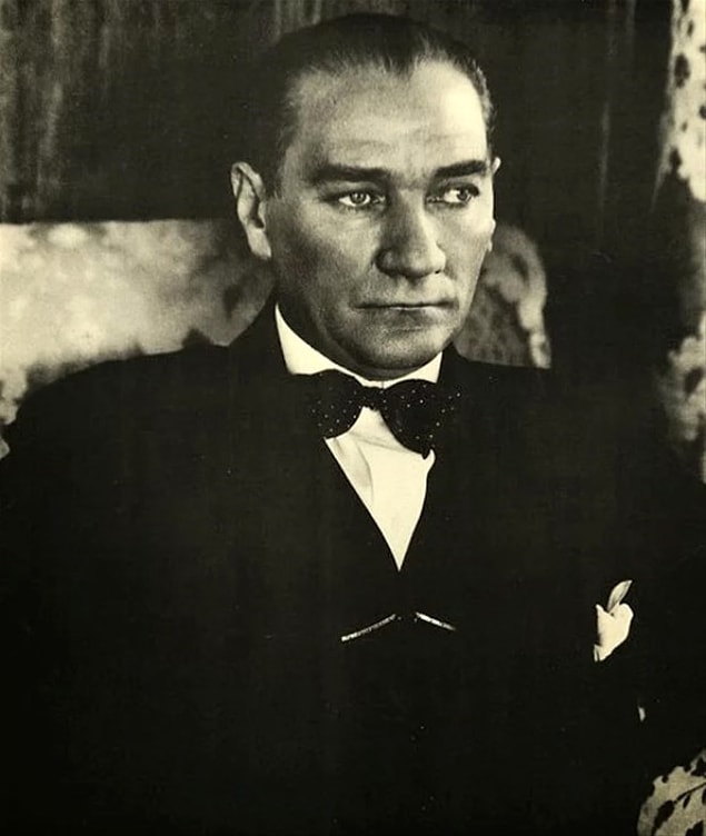 Atatürk oldukça şaşırdı ve duygulandı. Ancak onu duygulandıran şey, kendisine gösterilen ilgi değildi. Kurtuluş Savaşı'nın ve kurulan bağımsız devletin etkisini düşündü.