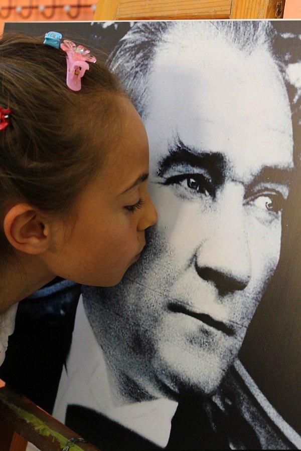 BONUS: 23 Nisan'ın sadece Türk çocuklarına değil, tüm çocuklara atfedilmesinin nedeni de budur. Atatürk, her çocuğun geleceğini aydınlatır.