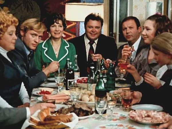 6. Какой ингредиент убрали из рецепта «Телятина по-Орловски», превратив его в более дешевый вариант советского блюда «Мясо по-французски»?