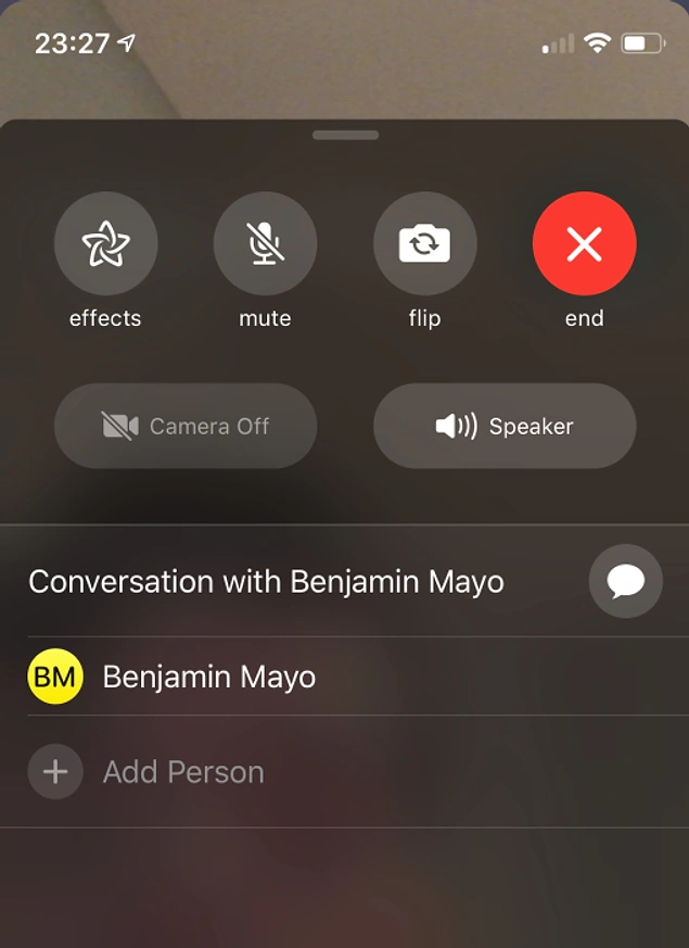 Bir diğer sorun da şöyle, iOS 12.1 güncellemesi yapan kullanıcılarda bulunan bu arıza, ara yüzde arama yapan kişi sohbete katılmış gibi dursa da aslında telefonu hala çalıyor gözüküyor. Anlayacağınız iPhone bayağı sorun yaşıyor.