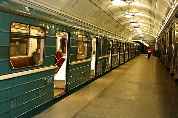 9. В каком городе открылся метрополитен после Москвы?