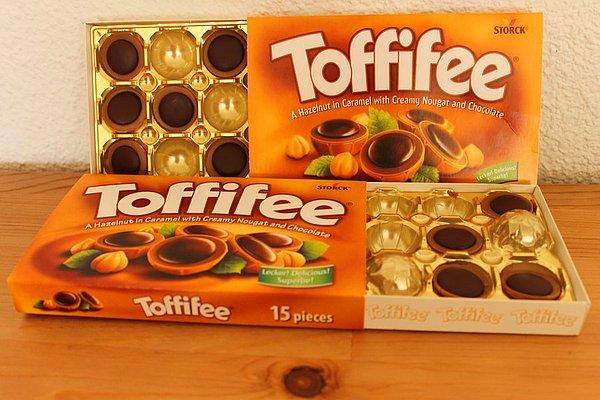 11. Kutu şeklinde paketlenen çikolataların kenarındaki küçük oyuklara alttan basarsanız çikolata içinden kolayca çıkar.