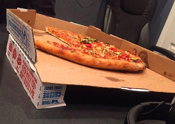 12. Twitter kullanıcılarının paylaşımları ile yaygınlaşan bu pratik bilgiye göre, pizza kutusunu ters çevirip böyle katlayınca mini bir masaya dönüşüyor.