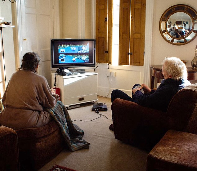 1. "Annem ve babam her gün kimin çay hazırlayacağını belirlemek için Mario Kart 64 oynuyorlar. Bunu, 2001 yılından bu yana düzenli olarak yapıyorlar."