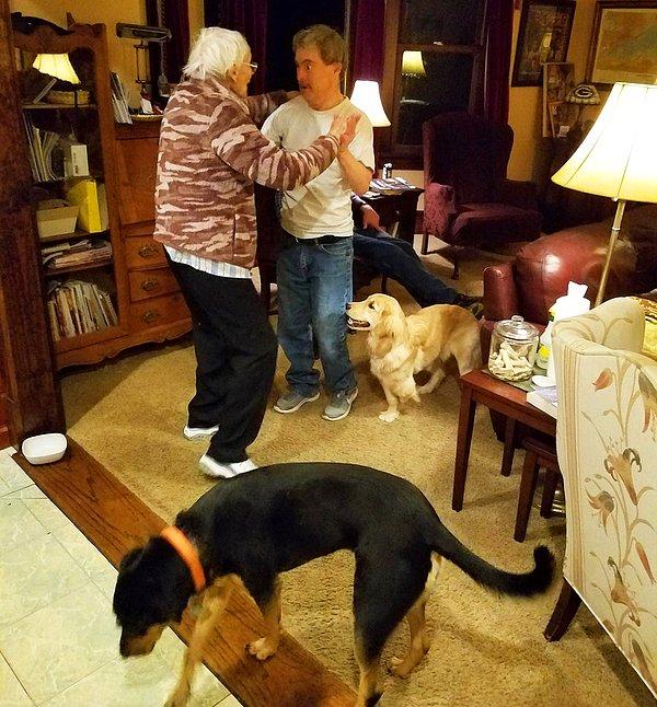 18. "Down sendromlu amcam ile alzheimer hastası büyükannem dans ediyorlar."