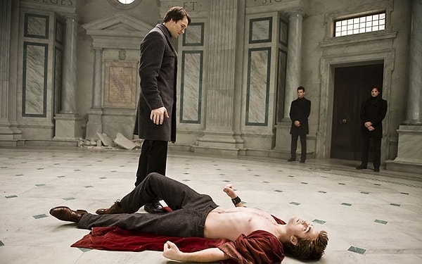 8. В какую страну отправился Эдвард в "Новолунии", чтобы умереть?