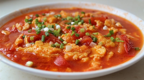 15. Жареные яйца с помидорами