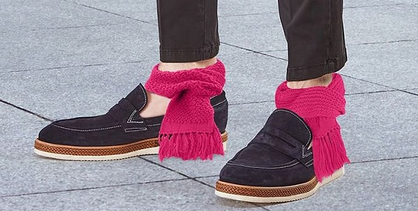 21. Сейчас модно носить обувь на голую ногу. Но кто сказал, что шарфы не могут заменить носки?