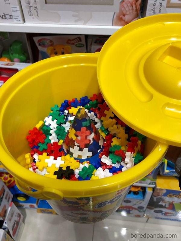 15. Чтобы ведерко с конструктом казалось полным, производители положили туда бумажный конус и еще напечатали на нем детали конструктора, чтобы было меньше заметно