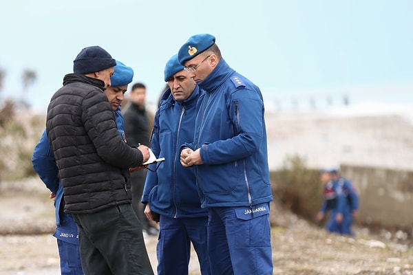 Çalışmaları ilk günden itibaren yakından takip eden baba Ahmet Acar, not defterine arama çalışmalarının krokisini çizdi.