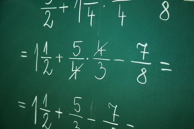 11. "Bir keresinde vekil matematik öğretmeni 1'den büyük olan tüm kesirlerin 0'a eşit olduğunu söylemişti."