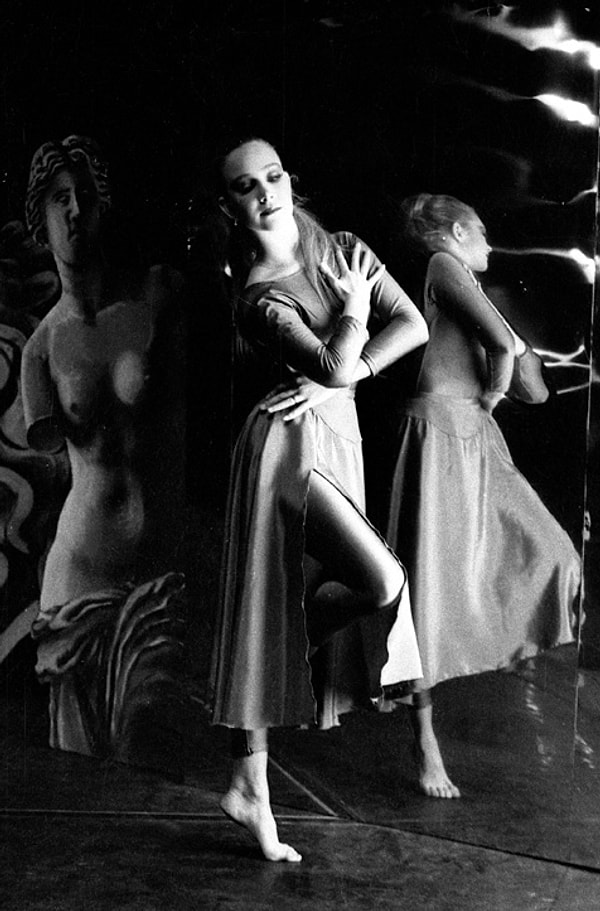 Sadece kendisini yetiştirmekle kalmayıp, AFSAD’da verdiği sahne fotoğrafçılığı dersleri ve çeşitli yerlerde düzenlediği atölyelerle de bugüne kadar yaklaşık 3000 öğrenciye ders verdi.