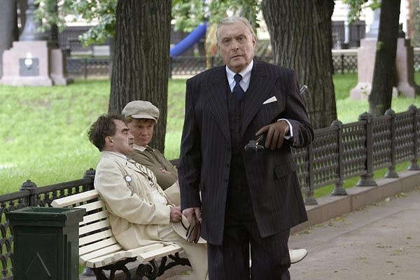 13. В романе "Мастер и Маргарита" ручка трости у Воланда была в виде...