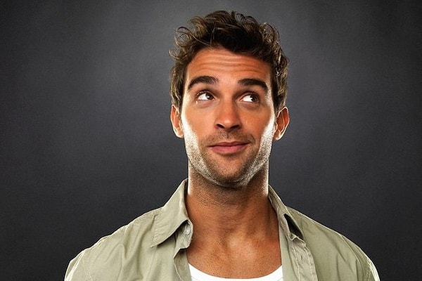 9. Согласно выражению англичан, счастливчик рождается во рту с...