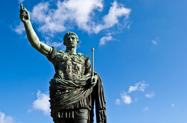 6. Julius Caesar'ın ordusu bir keresinde yandan saldırma manevrası yapmak için ikiye ayrılmış, sonrasında ayrılan gruplar saatlerce birbirini yenmeye uğraşmıştır.