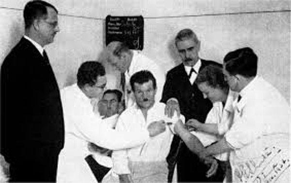 20. 1927'de Avusturyalı doktor Julius Wagner-Jauregg, frengiyi hastalara sıtma bulaştırarak tedavi ettiği için Nobel Ödülü kazanmıştır.