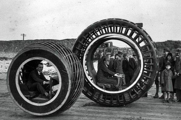 7. Mayıs 1932'de mucit J.H. Purves tarafından geliştirilen Dynasphere, halka açık alanda ilk deneme sürüşünü gerçekleştiriyor.