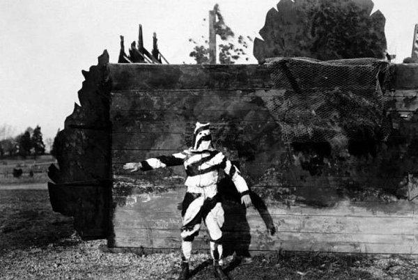 11. 1. Dünya Savaşı'nda ağaçlara tırmanan askerlerin giymesi için geliştirilmiş siyah-beyaz kamuflaj kıyafet.