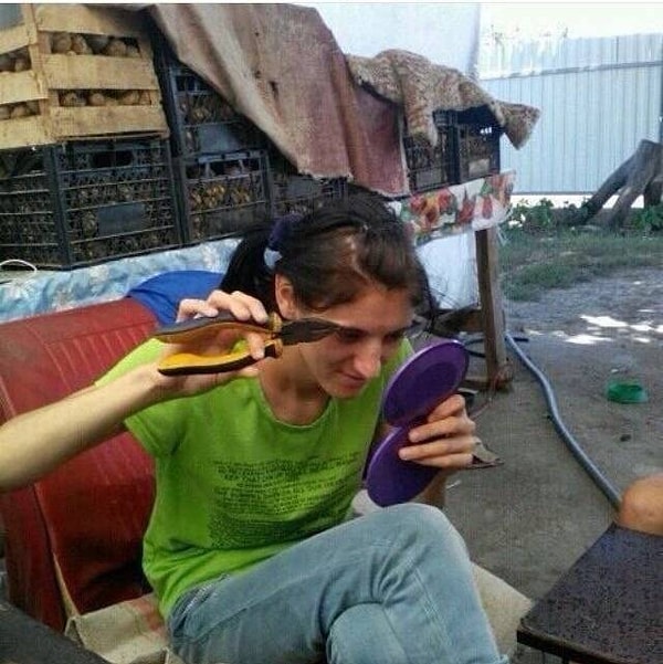 10. Если у вас так густо растут брови, надо же с этим как-то бороться! Ну хотя бы рейсфедером!