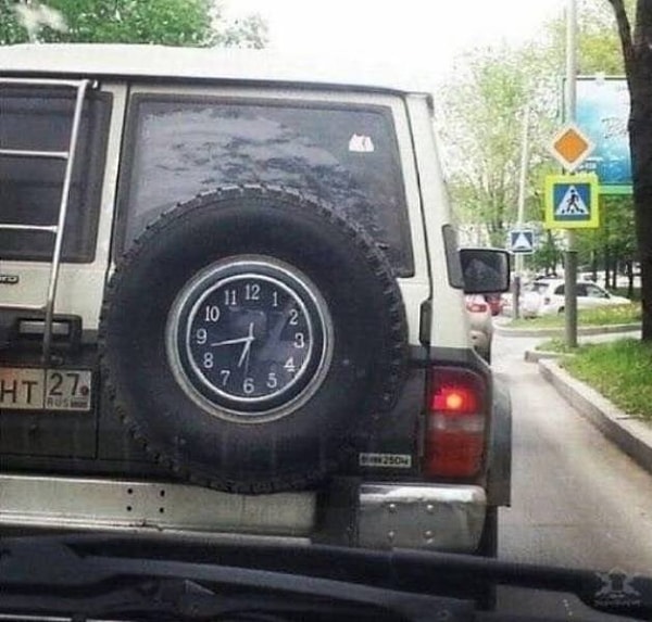 28. Извините, вы не подскажете, который сейчас час?