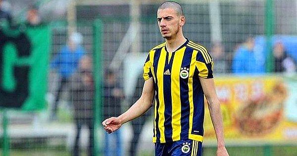 5 Mart 1998'de Kocaeli'de doğan Merih futbol kariyerine gençlik kulübü olan Karamürsel Idmanyurduspor'da başladı. Daha sonra Fenerbahçe'nin alt yapısına katılan 1.92 boyundaki Merih düzgün fiziği, agresif oyun tarzı ve atletizmiyle dikkat çekiyor.