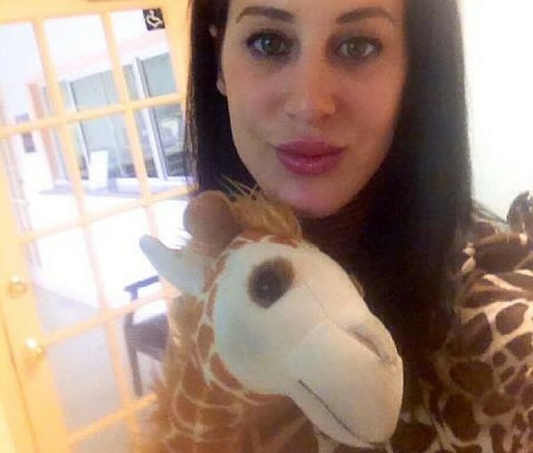 1. Сидни Смит носит кошелек в форме жирафа, но ее называют женщиной-жирафом отнюдь не поэтому.