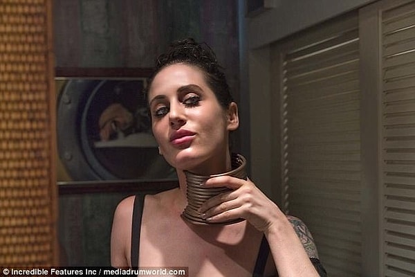 10. Смит отмечает, что кольца как будто отдаляли ее от общества и сделали интровертом.