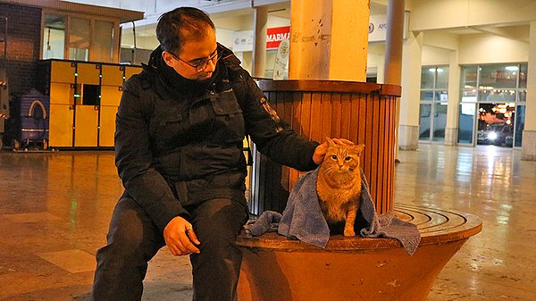 Kirli battaniyeleri alıp temiz olanları veriyorlar.