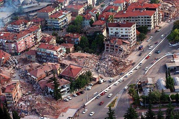 1. 1999 denilince başımıza gelen en büyük felaketlerden birini unutmamız imkansız: 17 Ağustos Depremi