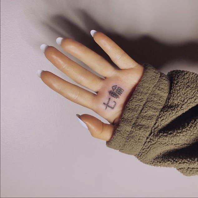 Küçük sevimli Arianacığımız "7 Rings" yerine eline Japonca "barbekü ızgara" yazdırdığını Japon hayranları tarafından dövmesini sosyal medyada paylaşınca öğrendi.