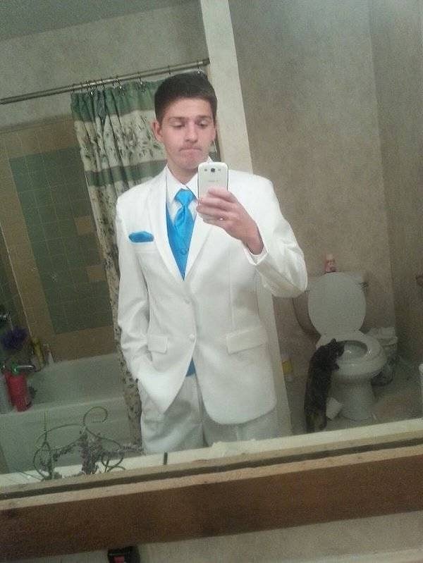 1. Главное, чтобы костюмчик сидел, а задний фон, он же совсем не важен