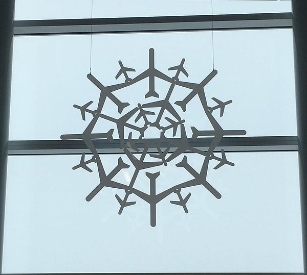 12. Зимнее оформление в аэропорту