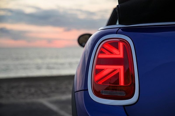 17. А это задние фары автомобиля Mini Cooper 2019