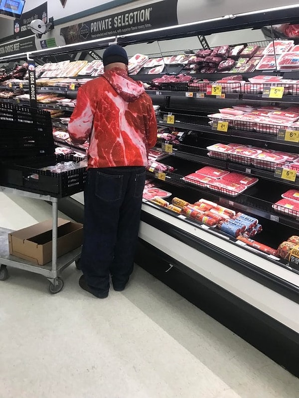 27. Этот парень в спецодежде расфасовывает мясо