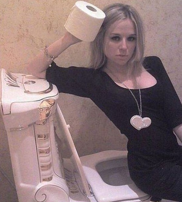 10. Королева туалетной бумаги на белом троне