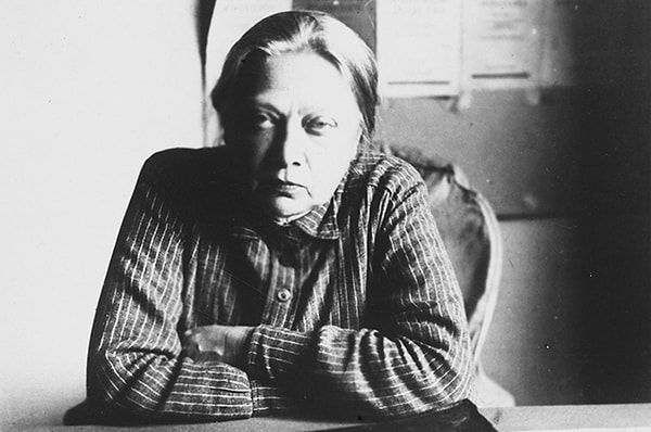 1. Как зовут эту даму?