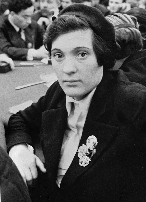 2. Как звали эту девушку?