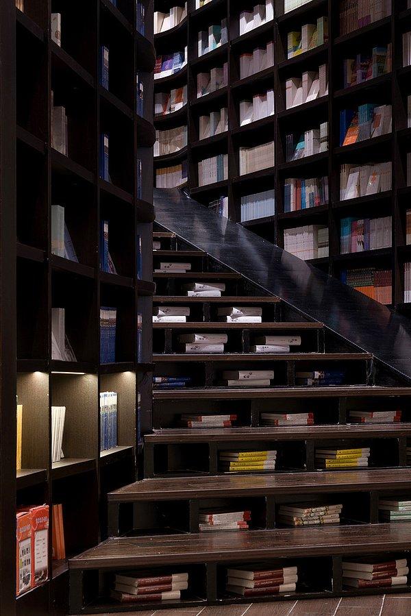 Shanghai dükkanındaki kitap rafları, okuyucuların oturması ve dinlenmeleri için merdivene dönüştürüldü.