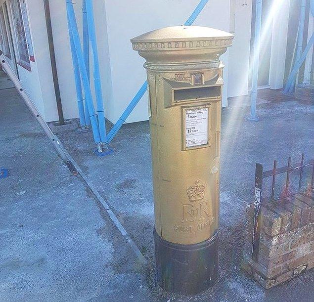 3. Bu posta kutusu, eğer yerel halktan biri Olimpiyatlar'da kazanırsa altın rengine boyanıyor.
