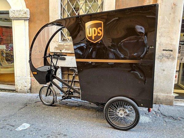 6. Dar sokaklardaki teslimatları daha hızlı ve güvenilir yapmak amacıyla UPS, teslimat bisikletleri kullanıyor.