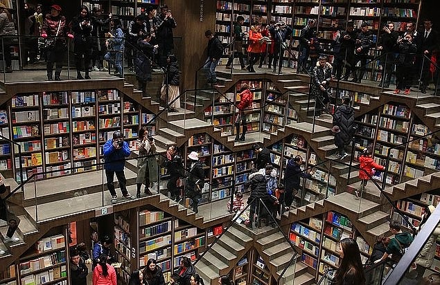 Şimdilerdeyse insanlar bu büyük kütüphaneyi, en sevdikleri kitaplarını satın almalarının yanı sıra, çoğunlukla ana koridordaki karşılıklı merdivenlerin üzerinde durmak ve hayrete düşmek amaçlı ziyaret ediyor.