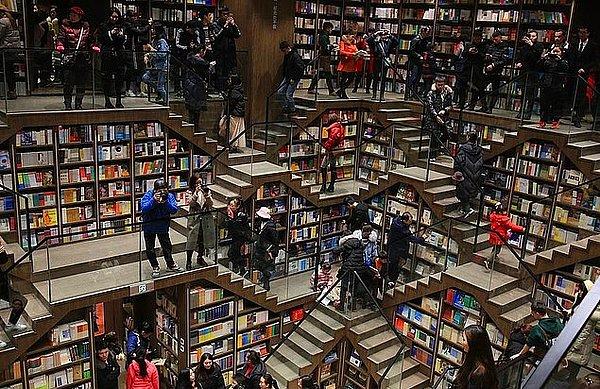 Şimdilerdeyse insanlar bu büyük kütüphaneyi, en sevdikleri kitaplarını satın almalarının yanı sıra, çoğunlukla ana koridordaki karşılıklı merdivenlerin üzerinde durmak ve hayrete düşmek amaçlı ziyaret ediyor.