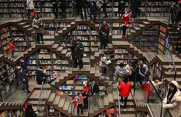 Odalar arası yukarı ve aşağı giden merdivenler, duvarlarda bulunan binlerce kitap kadar ilgi çekiyor.