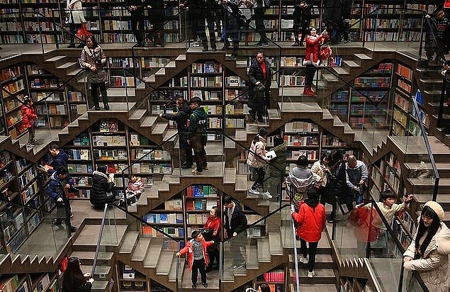 Odalar arası yukarı ve aşağı giden merdivenler, duvarlarda bulunan binlerce kitap kadar ilgi çekiyor.