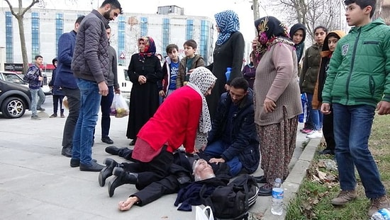 Kaldırımda Kalp Krizi Geçiren Yaşlı Adamı Kalp Masajıyla Hayata Döndüren Güzel İnsan!