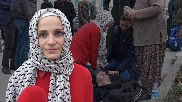 Bir görgü tanığı ise, "Yerde yatıyordu. Yanında eşi vardı. Eşine sorduk daha önce kalp krizi ameliyatı olduğunu söyledi. Sağlıkçı bir hanımefendi geldi yardım etti. Ben maalesef ilk yardım bilmiyorum. Kesinlikle ilk yardım okullara müfredat olarak girmesi gerekiyor. Her insanın ilk yardımı bilmesi gerekiyor" diye konuştu.