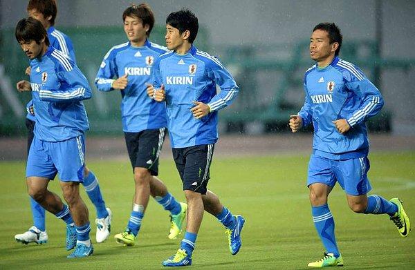 Japonya'nın Kobe şehrinde 1989 yılında dünyaya gelen yıldız futbolcu, henüz 5 yaşındayken Marino FC'de futbol oynamaya başladı. Buradan 1999 yılında ayrılan Kagawa, 2005 yılına kadar sırasıyla Kobe NK FC ve Miyagi Barcelona'da forma giydi.