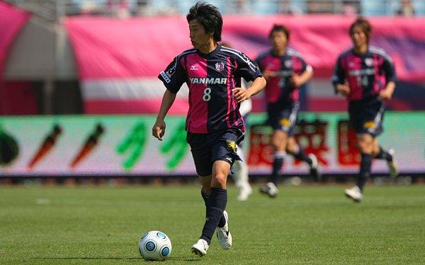 Yeteneklerinin fark edilmesiyle 2006'da formasını giymeye başladığı Cerezo Osaka'da, lise eğitimini tamamlamadan profesyonel sözleşme imzalaması ile ülke tarihine geçti.