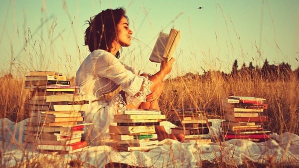 4. «Запомни одну вещь, мальчик: никогда, никогда и еще раз никогда ты не окажешься смешным в глазах женщины, если сделаешь что-то ради нее. Пусть это даже будет самым дурацким фарсом. Делай все, что хочешь, – стой на голове, неси околесицу, хвастай, как павлин, пой под ее окном. Не делай лишь одного – не будь с ней рассудочным».